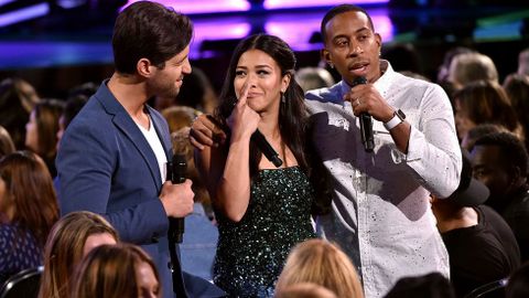 Josh Peck, Gina Rodriguez y Ludacris durante los Teen Choice Awards 2015