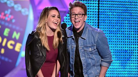 La cantante Bea Miller y el personaje de Internet Tyler Oakley durante los Teen Choice Awards 2015