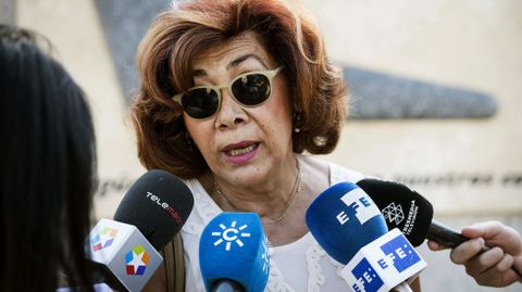 La monfortina María Loreto Gonzalo, una de las supervivientes del accidente, habló con los medios después de la ofrenda floral en Madrid