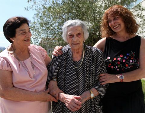 Abuela, hija y nieta se miran entre ellas con admiración.
