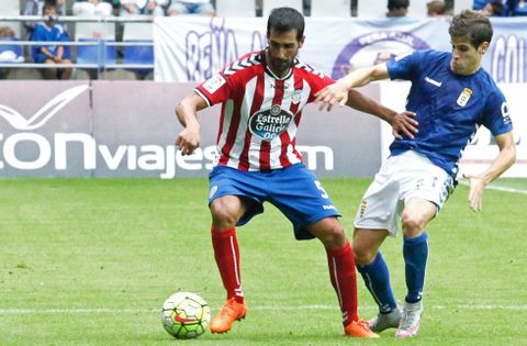 Pita le disputa el baln a un jugador del Oviedo el pasado domingo en el Carlos Tartiere.