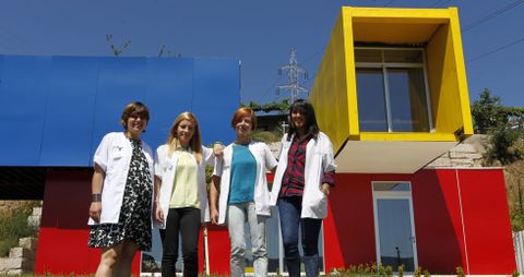 El equipo de especialistas posa ante el edificio creado con ocho estructuras metálicas que se usaban para el transporte marítimo.