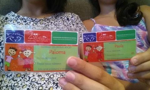 En su página de Facebook, Berce muestra la imagen de dos de sus nuevas «peque-socias».