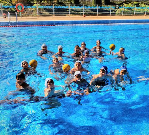 Los alumnos con la jugadora María Casado.