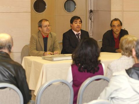 Crespo, en el centro, en una asamblea contra los after.