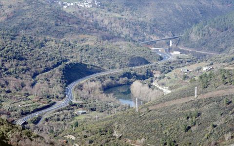 <span lang= es-es >Terrenos de rocas blandas</span>. En la zona de Peites, donde predominan las pizarras, la erosión creó un valle fluvial en el que las pendientes son mucho menos acusadas que aguas abajo.
