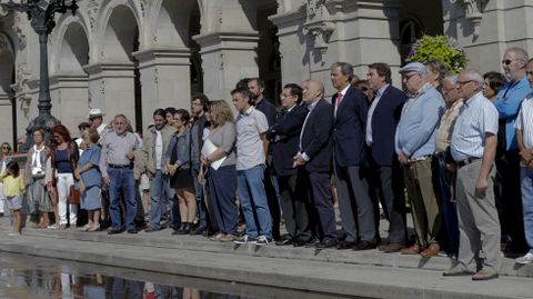 Silencio en solidaridad por los muertos en Carral, delante de María Pita