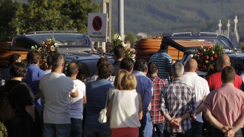 Entierro de Sandra María Ares y Aroa Manteiga Ares en San Martín de Tabeaio