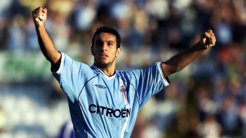 Gustavo López, festejando otro de los tantos.