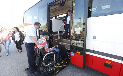Paulo Fontán, de Amizade, probó los nuevos autobuses accesibles presentados ayer en Salcedo.