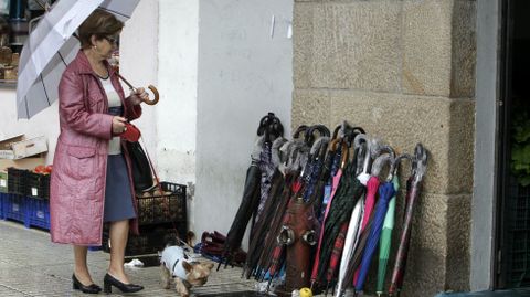 Venta de paraguas en la calle en Vilagarcía.