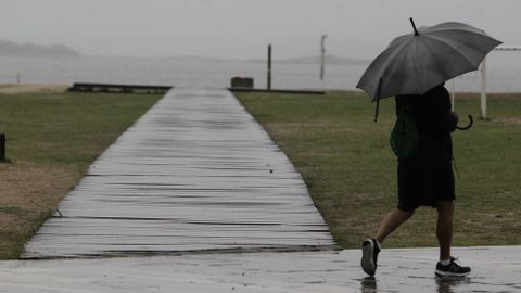 La alerta naranja por fuertes vientos se extiende mañana a casi toda Galicia.