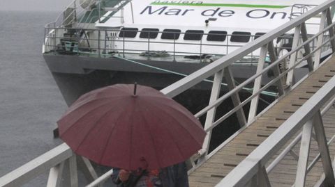 Los transportes de la ría de Vigo, amarrados por el temporal.