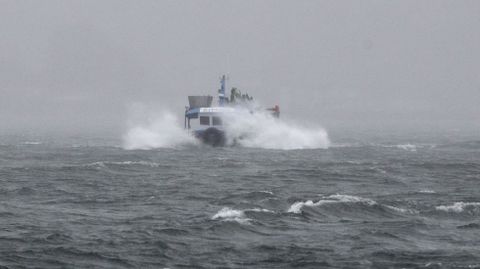 Un barco bateeiro avanza en medio del temporal hacia Moaña.
