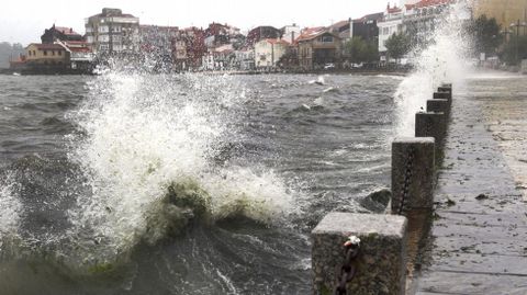 La marea supera el paseo marítimo de Vilagarcía.