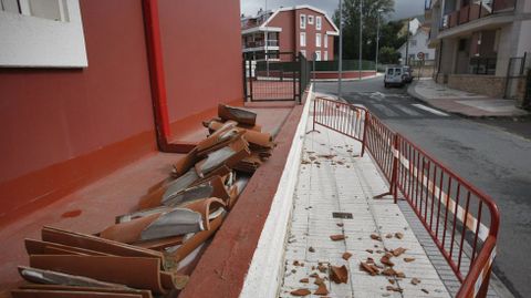 Tejas caídas en una urbanización de Carril.