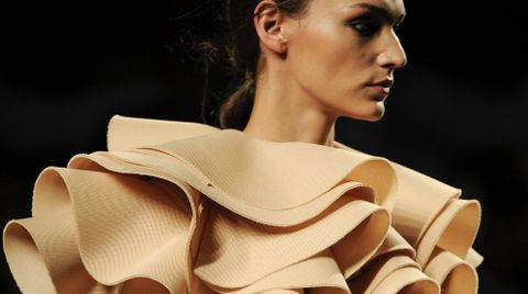 Una modelo luce una de los diseños de Amaya Arzuaga