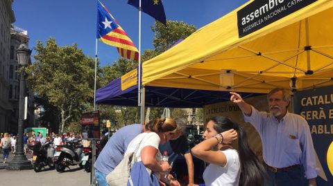 El soberanismo toma la calle en Barcelona. Ganan por goleada las carpas con información independentista de la Assemblea Nacional de Catalunya y de otros partidos y asociaciones. La unionista Societat Civil Catalana las monta en fechas puntuales y con horarios más reducidos.
