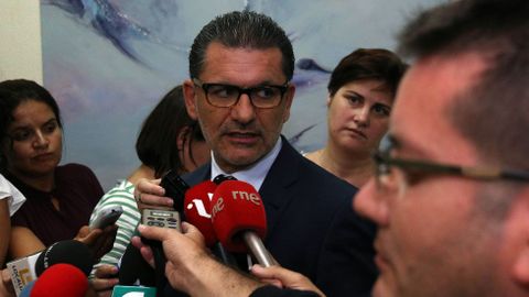 El concejal de Parques y Jardines, Ángel Rivas, ayer respondiendo a los medios.