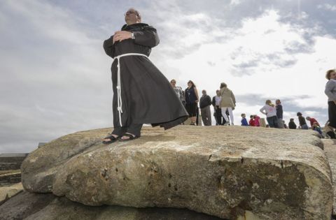 La Pedra de Abalar aparece citada de manera llamativa en la versión española y la inglesa.