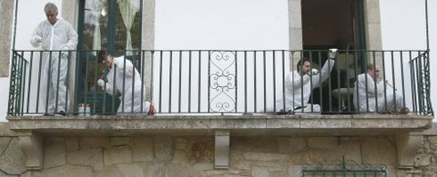 Técnicos de la empresa farmacéutica Janssen pintan de forma altruista el pazo de A Laxe en colaboración con Lar.