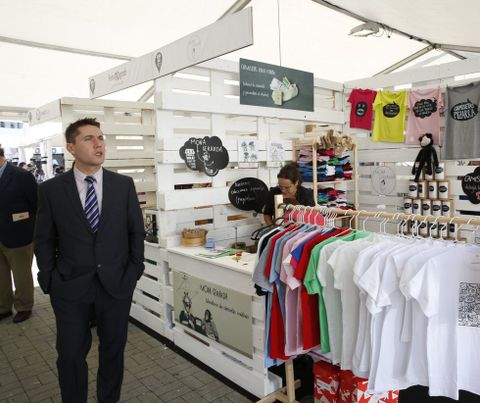 Más de 40 nuevas empresas presentan sus proyectos en el espacio Pont-Up Store instalado en la praza de España.