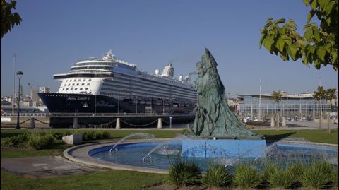 El «Mein Schift» en el puerto de A Coruña