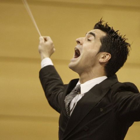 Rafael Agulló Albors, en pleno esfuerzo de dirección de la banda.