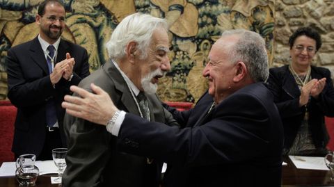 O presidente da RAG, Xesús Alonso Montero, saúda a Losada