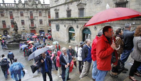 <span lang= es-es >El puente del Pilar llena el casco histórico</span>. Los accesos a la Catedral volvieron a registrar ayer, durante buena parte de la mañana, largas colas de visitantes, que llenaron las calles y plazas de la ciudad. Los aparcamientos del entorno de la zona vieja también estuvieron al completo.