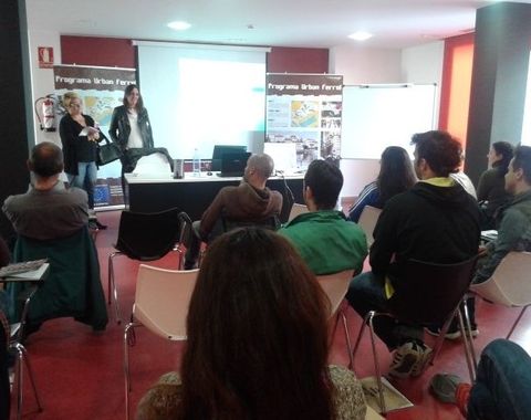 <span lang= es-es >Curso para acondicionar el centro de peregrinos</span>. Quince personas en paro iniciaron ayer las sesiones del curso Urban con el que se rehabilitará la oficina de atención al peregrino en Ferrol Vello. Ayer recibieron la visita de las concejalas de Facenda, Eugenia Freire, y Urbanismo, María Fernández Lemos, en la primera jornada teórica.