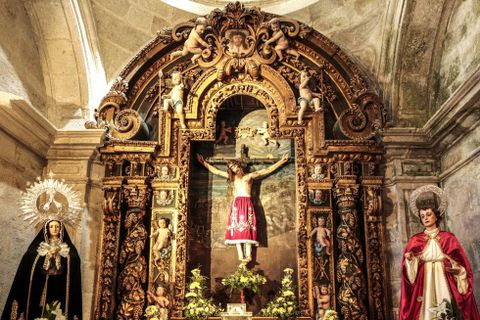 El retablo barroco obra de Miguel de Romay data de 1721.