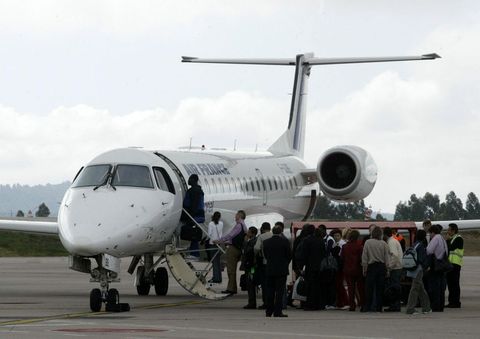 <span lang= es-es >El vuelo inaugural del 1 de junio del 2004</span>. Ese día, Vigo se situó a dos horas de París, previo pago de 300 euros, que era lo que costaba el viaje. Hasta entonces para trasladarse a la ciudad de la luz había que hacer escala en Valladolid, lo que suponía prolongar el viaje de forma considerable.