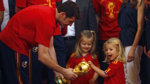 En una divertida imagen con Casillas cuando la selección española de fútbol fue recibida en julio del 2010 tras ganar el Mundial.