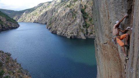 El escalador Alfonso Böck trepa por una roca en la orilla ourensana del cañón, entre los municipios de Nogueira de Ramuín y Parada de Sil