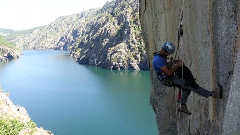 El escalador Alfonso Böck trepa por una roca en la orilla ourensana del cañón, entre los municipios de Nogueira de Ramuín y Parada de Sil