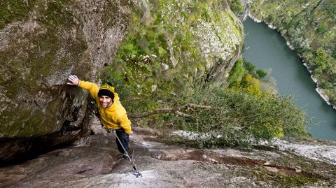 El escalador Mauro González en unas rocas situadas en el municipio lucense de Pantón, entre Pombeiro y Sancosmede, con el río Sil al fondo