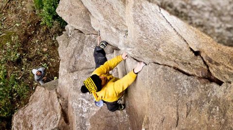 El escalador Mauro González en unas rocas situadas en el municipio lucense de Pantón, entre Pombeiro y Sancosmede, con el río Sil al fondo