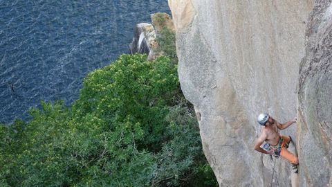Alfonso Böck en plena escalada en la orilla ourensana del cañón del Sil