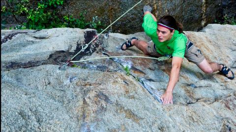 Escena de escalada en una de las zonas rococas equipada para la práctica de este deporte en el cañón del Sil