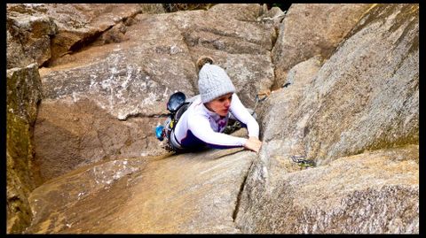 Escena de escalada en una de las zonas rococas equipada para la práctica de este deporte en el cañón del Sil