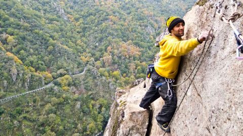 Miguel Feijoo, escalando al lado del Sil en la parroquia de Pombeiro (Pantón)