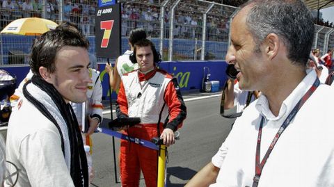 Imagen de archivo. Francisco Camps saluda a un joven Fernando Alonso