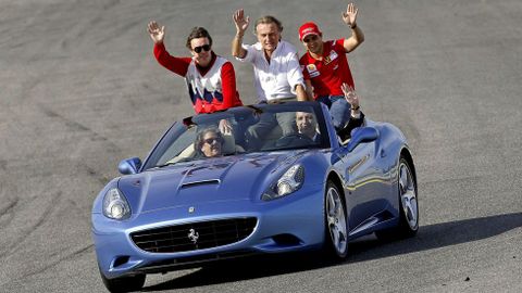 Camps, a los mandos de un Ferrari con Rita Barberá, los pilotos Fernando Alonso y Felipe Massa y el presidente de Ferrari Di Montezemolo.