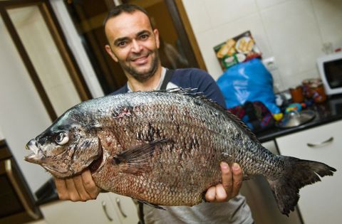 Gerardo Martínez, ayer, con el sargo de 6,2 kilos, el más grande encontrado hasta ahora.