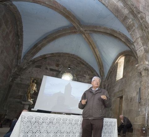 César Portela en la iglesia de Santa María das Areas.