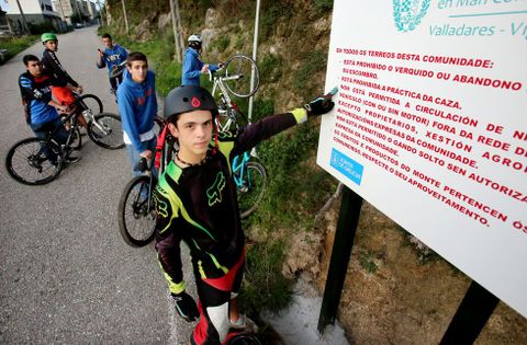 Los carteles indican que no se autoriza el paso de vehículos con o sin motor.
