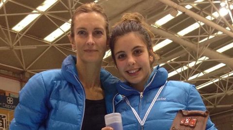 Meri Suárez junto a su hija.