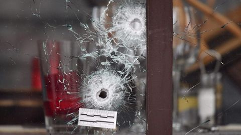 Disparos en una de las cafeterías atacadas.
