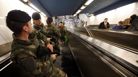 Soldados en el metro de Marsella